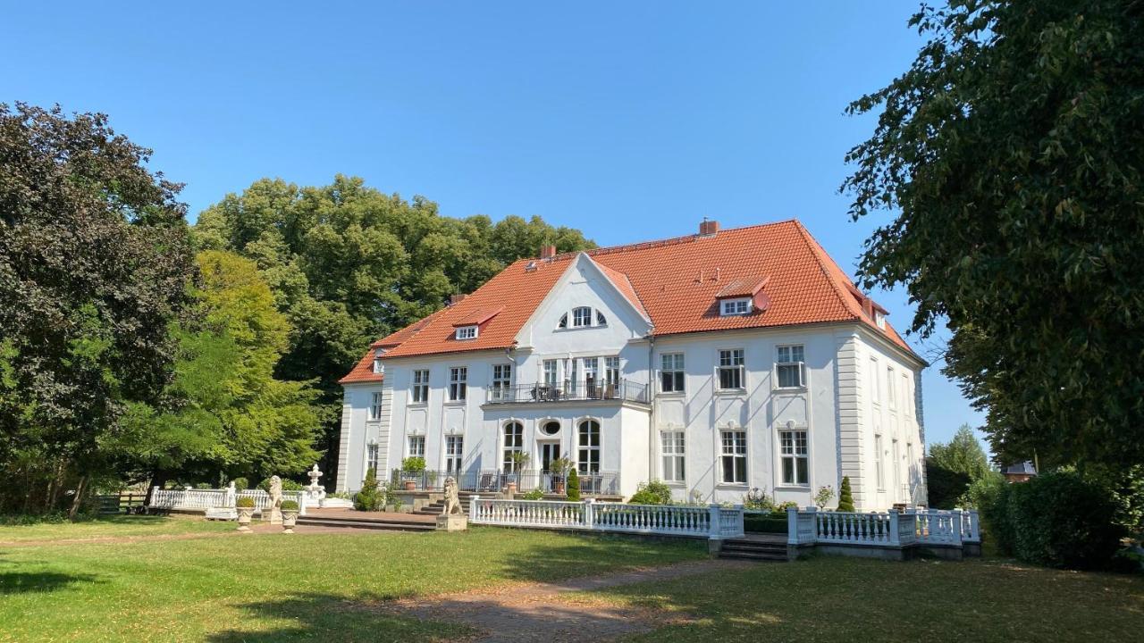 Schloss Badow ภายนอก รูปภาพ